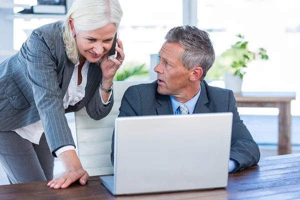 Zakenvrouw gelet telefoongesprek — Stockfoto