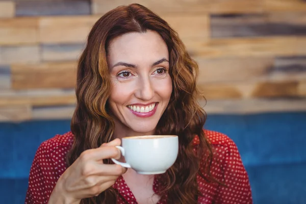 Šťastný hezká brunetka pití kávy — Stock fotografie