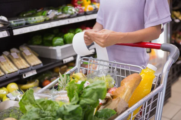 Mujer leyendo su lista de compras —  Fotos de Stock