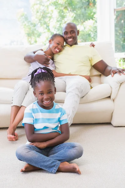 Retrato de um casal feliz sentado no couh e sua filha si — Fotografia de Stock