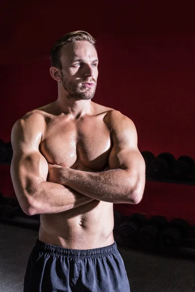 Muskulöser Mann mit verschränkten Armen — Stockfoto