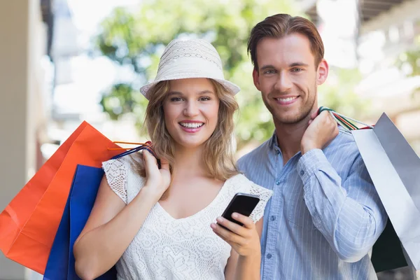 Linda pareja sosteniendo bolsas de compras — Foto de Stock