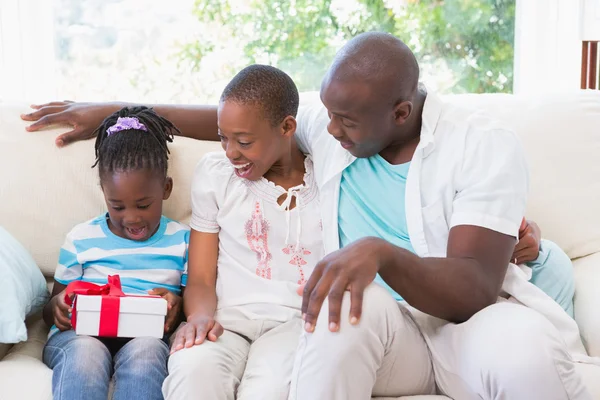 Bella coppia offrono un regalo per la loro figlia — Foto Stock