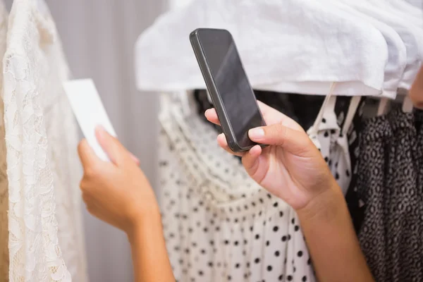 Woman taking a photo of price tag — Stock Photo, Image