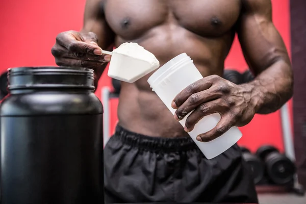 Young Bodybuilder filling his Bottle — Stock Photo, Image