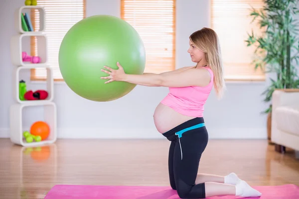 Gravid kvinna med övning boll — Stockfoto