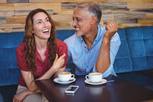 Linda pareja riendo — Foto de Stock