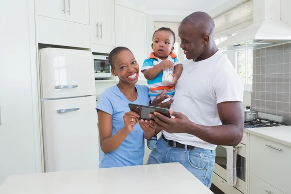 Glücklich lächelndes Paar mit seinem Babyboy — Stockfoto