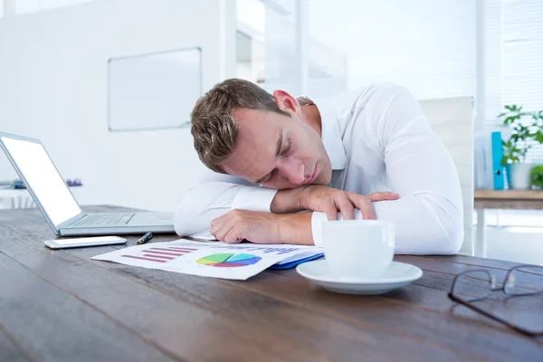 Hombre de negocios agotado durmiendo en el escritorio — Foto de Stock