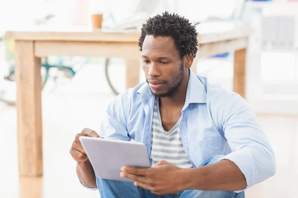 Joven empresario creativo desplazándose en la tableta — Foto de Stock