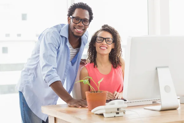 Zwei kreative Geschäftskollegen blicken in die Kamera — Stockfoto