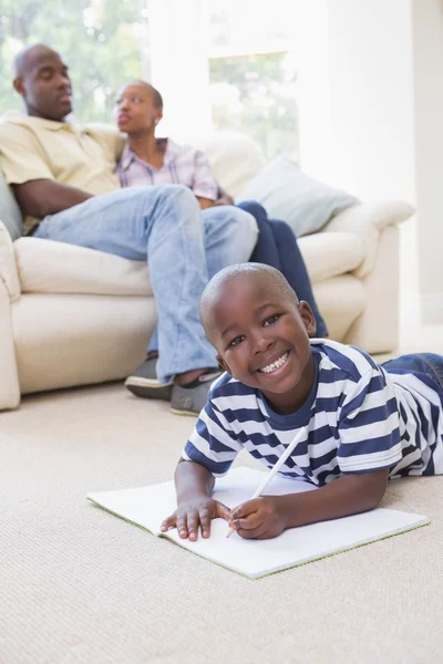 Familia feliz en la sala de estar —  Fotos de Stock