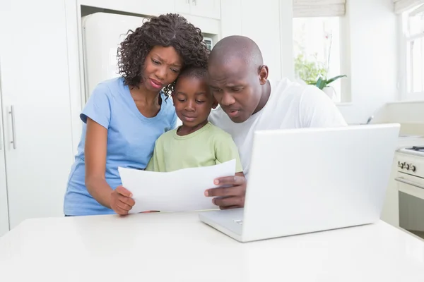 Uma família trabalhando e usando seu computador — Fotografia de Stock