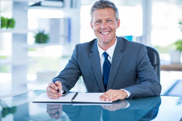 Empresario escribiendo en portapapeles — Foto de Stock