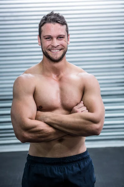Portret uśmiechający się muskularny mężczyzna patrząc na kamery — Zdjęcie stockowe
