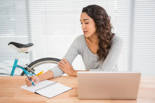 Jonge zakenvrouw schrijven op papier — Stockfoto