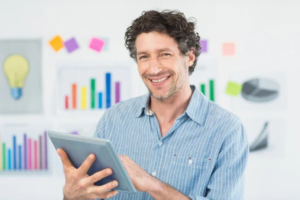 Feliz hombre de negocios casual usando tableta —  Fotos de Stock