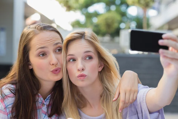 Mujeres felices amigas tomando una selfie —  Fotos de Stock