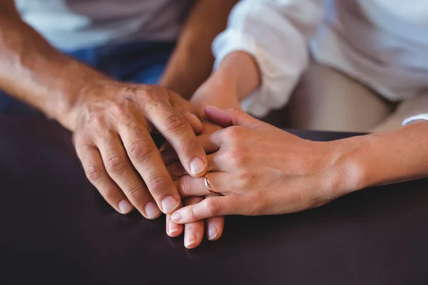 Feliz pareja cogida de la mano —  Fotos de Stock