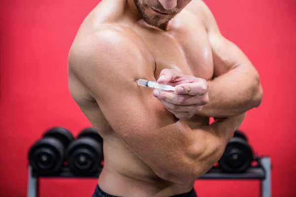 Muskulöser Mann spritzt Steroide — Stockfoto