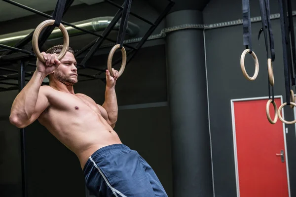 Muskularny mężczyzna robi pierścień gimnastyka — Zdjęcie stockowe