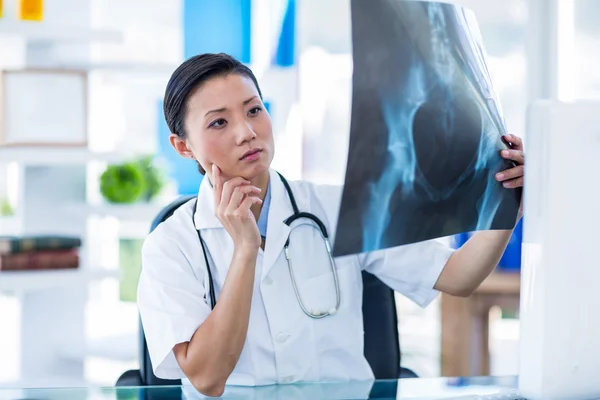 Konzentrierter Arzt analysiert Röntgenbilder — Stockfoto