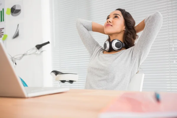 Young businesswoman relaxes in office — Stock Photo, Image