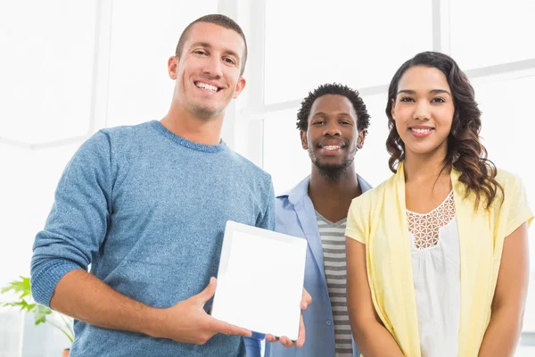 Porträtt av leende kolleger presentera tablet PC — Stockfoto