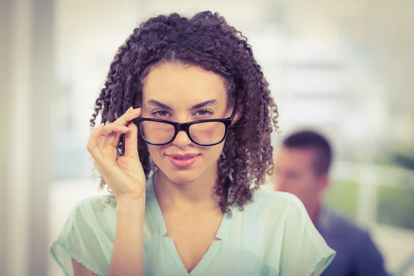 Hübsche Geschäftsfrau kippt ihre Lesebrille — Stockfoto