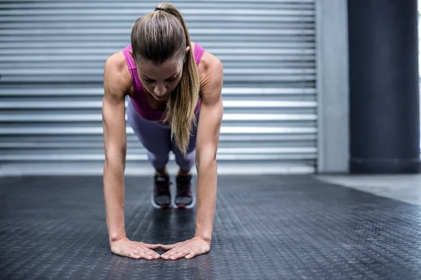 Muskulöse Frau macht Liegestützübungen — Stockfoto