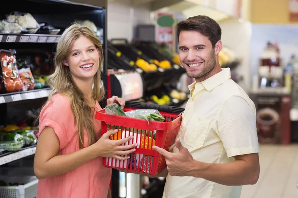 Élelmiszer-ipari termékek szupermarketben vásárol pár — Stock Fotó