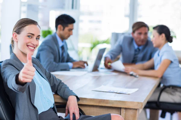 Geschäftsleute sprechen während des Treffens — Stockfoto