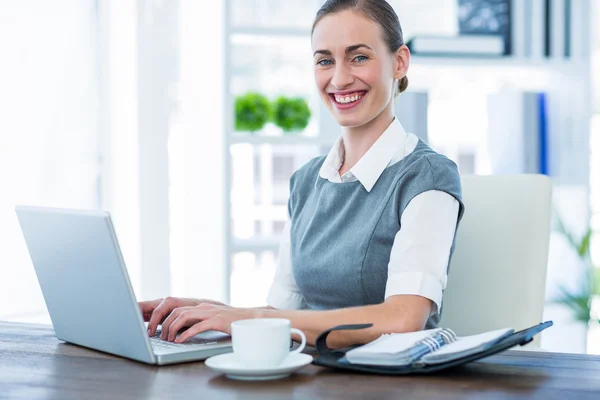 Businesswoman working on laptop computer — Stock Photo, Image
