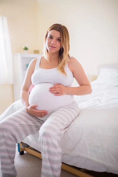 Donna incinta che tiene il suo urto — Foto Stock