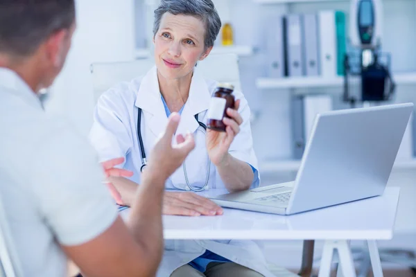 Medico femminile che dà una scatola di pillole al suo paziente — Foto Stock