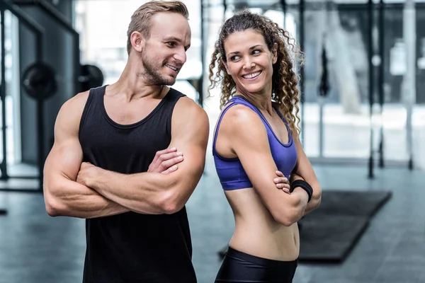 Casal muscular olhando um para o outro — Fotografia de Stock