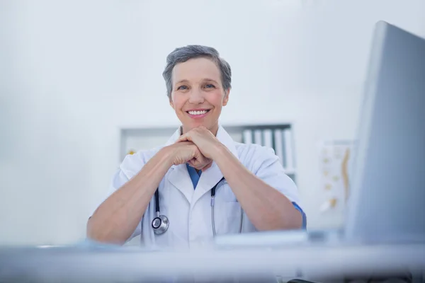 Glad kvinnlig läkare tittar på kameran — Stockfoto