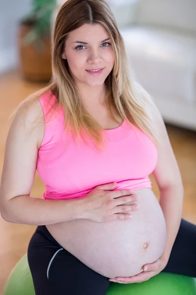 Mulher grávida em bola de exercício — Fotografia de Stock