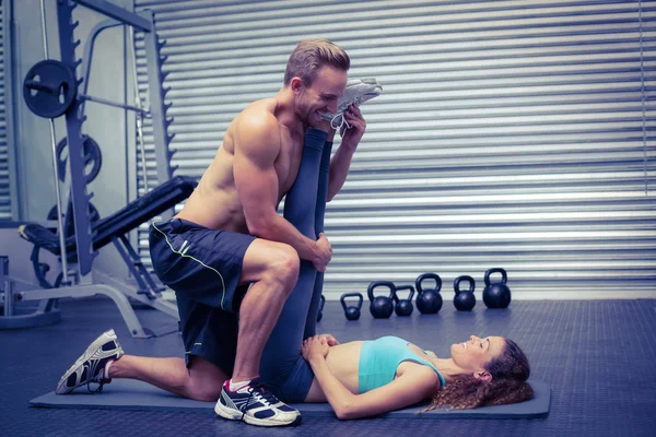 Gespierde paar doen een been stretching — Stockfoto