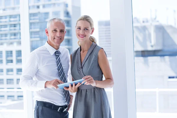 Mensen uit het bedrijfsleven bespreken over een digitale tablet — Stockfoto