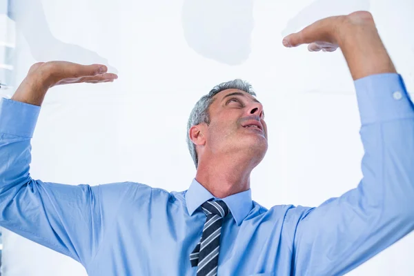 Un hombre de negocios serio levantando algo — Foto de Stock