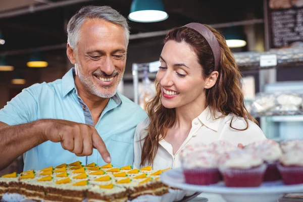 Coppia carina che punta pasticcini — Foto Stock