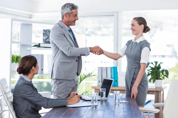 Mensen uit het bedrijfsleven schudden handen tijdens interview — Stockfoto