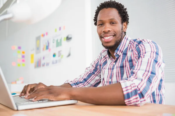 Joven hombre de negocios escribiendo en el ordenador portátil — Foto de Stock