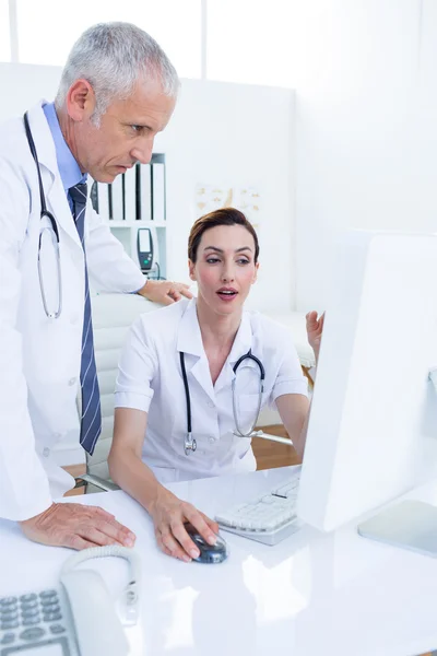 Concentrated medical colleagues discussing — Stock Photo, Image