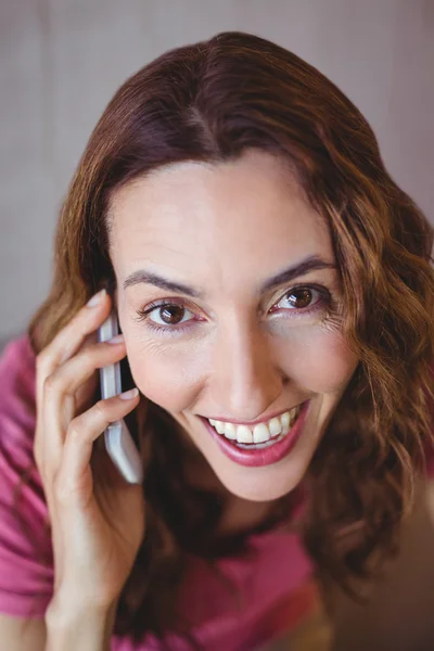 Mujer en el teléfono en la cafetería — Foto de Stock