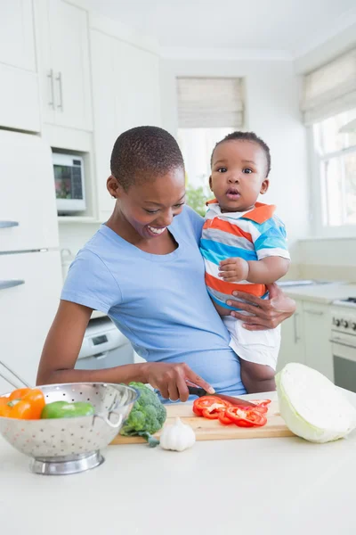 Feliz sorrindo mãe com seu babyboy — Fotografia de Stock