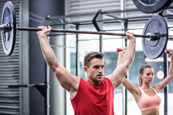 Två unga Bodybuilders gör tyngdlyftning — Stockfoto