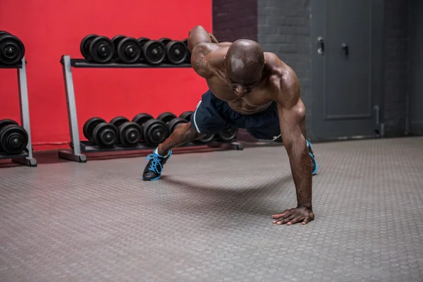 Young kroppsbyggare gör enarmad push ups — Stockfoto