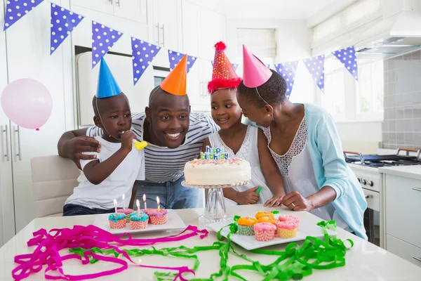 Familia feliz celebrando un cumpleaños juntos — Foto de Stock